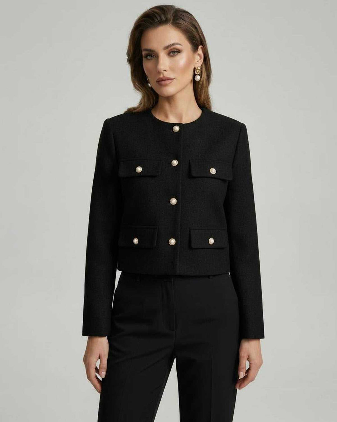 Chaqueta negra entallada para mujer con botones dorados, ideal para oficina o noche, elegante y versátil.