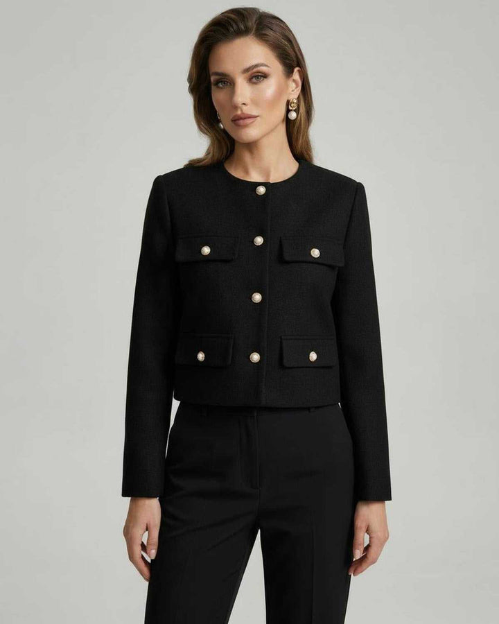 Chaqueta negra entallada para mujer con botones dorados, ideal para oficina o noche, elegante y versátil.