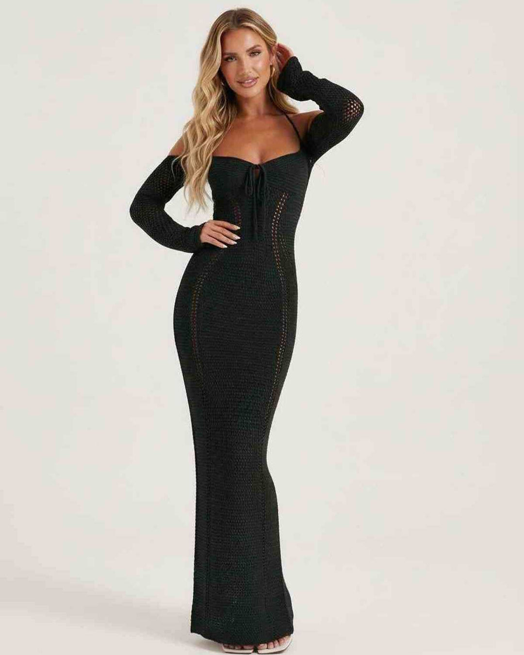 Vestido de fiesta negro con manga larga y espalda descubierta. Diseño maxi ajustado para ocasiones especiales.