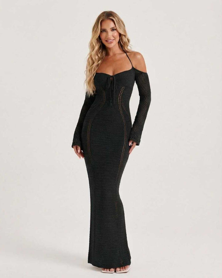 Vestido maxi negro ajustado para mujer con espalda descubierta, ideal para fiestas y eventos elegantes.