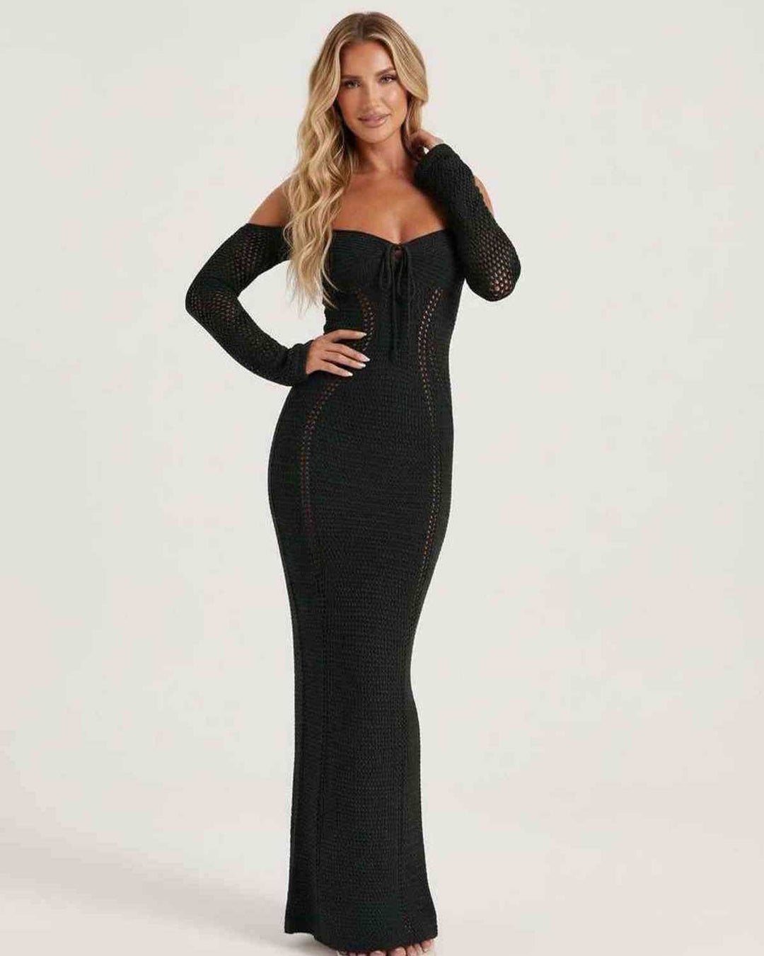 Vestido negro elegante maxi ajustado, con espalda descubierta y escote halter. Moda de noche para mujer.