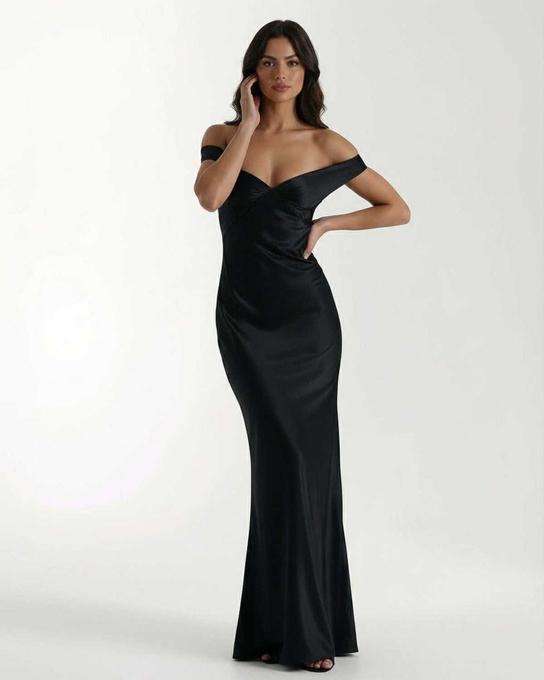 Vestido negro de mujer con hombros descubiertos, maxi y moderno, ideal para fiestas y eventos especiales.