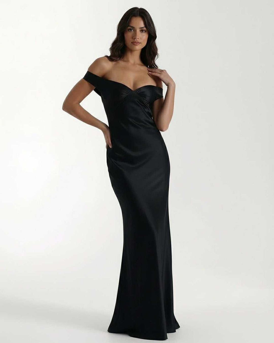 Vestido negro maxi fluido para mujer, con hombros descubiertos, perfecto para eventos y cenas elegantes.