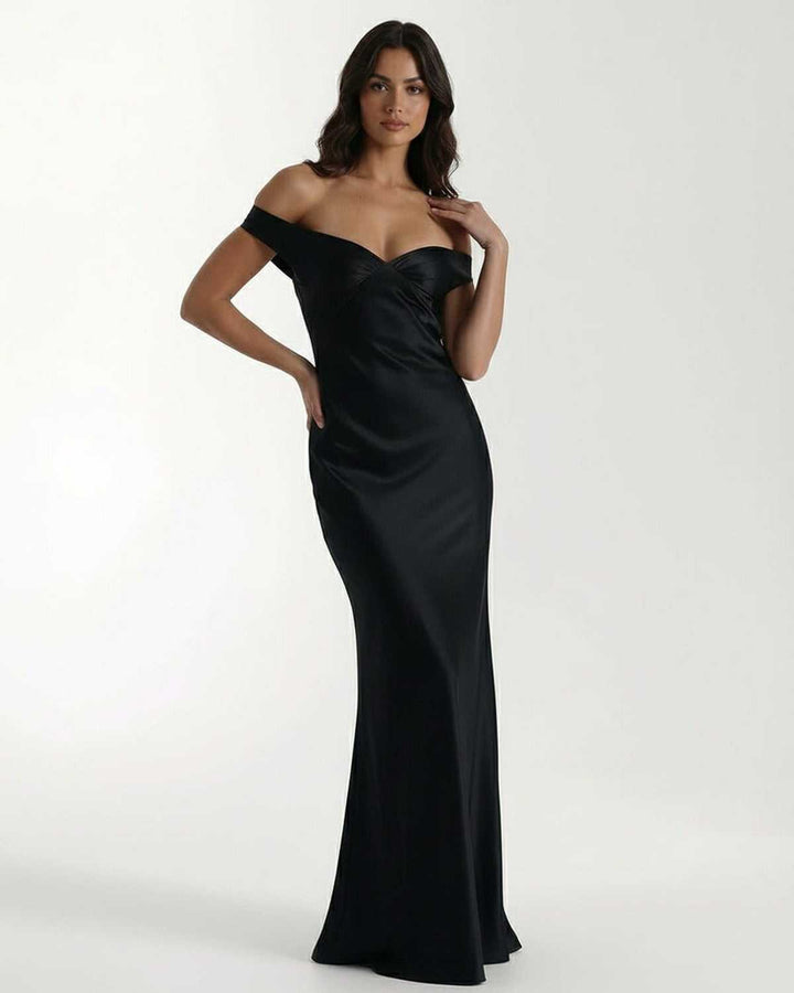 Vestido negro maxi fluido para mujer, con hombros descubiertos, perfecto para eventos y cenas elegantes.