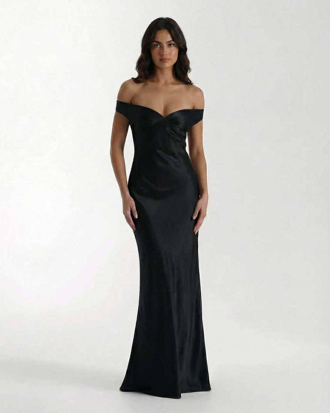 Vestido maxi negro elegante para mujer con hombros descubiertos, ideal para fiesta o noche formal.