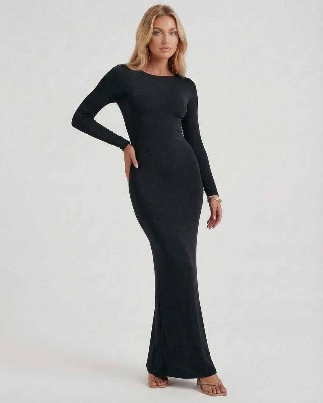 Vestido maxi negro de noche para mujer, con un diseño elegante y moderno, ideal para fiestas y galas.