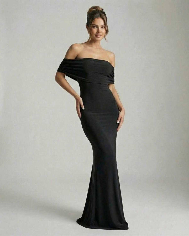 Vestido negro maxi formal de mujer con hombros descubiertos. Estilo atemporal para noches, fiestas y eventos especiales.
