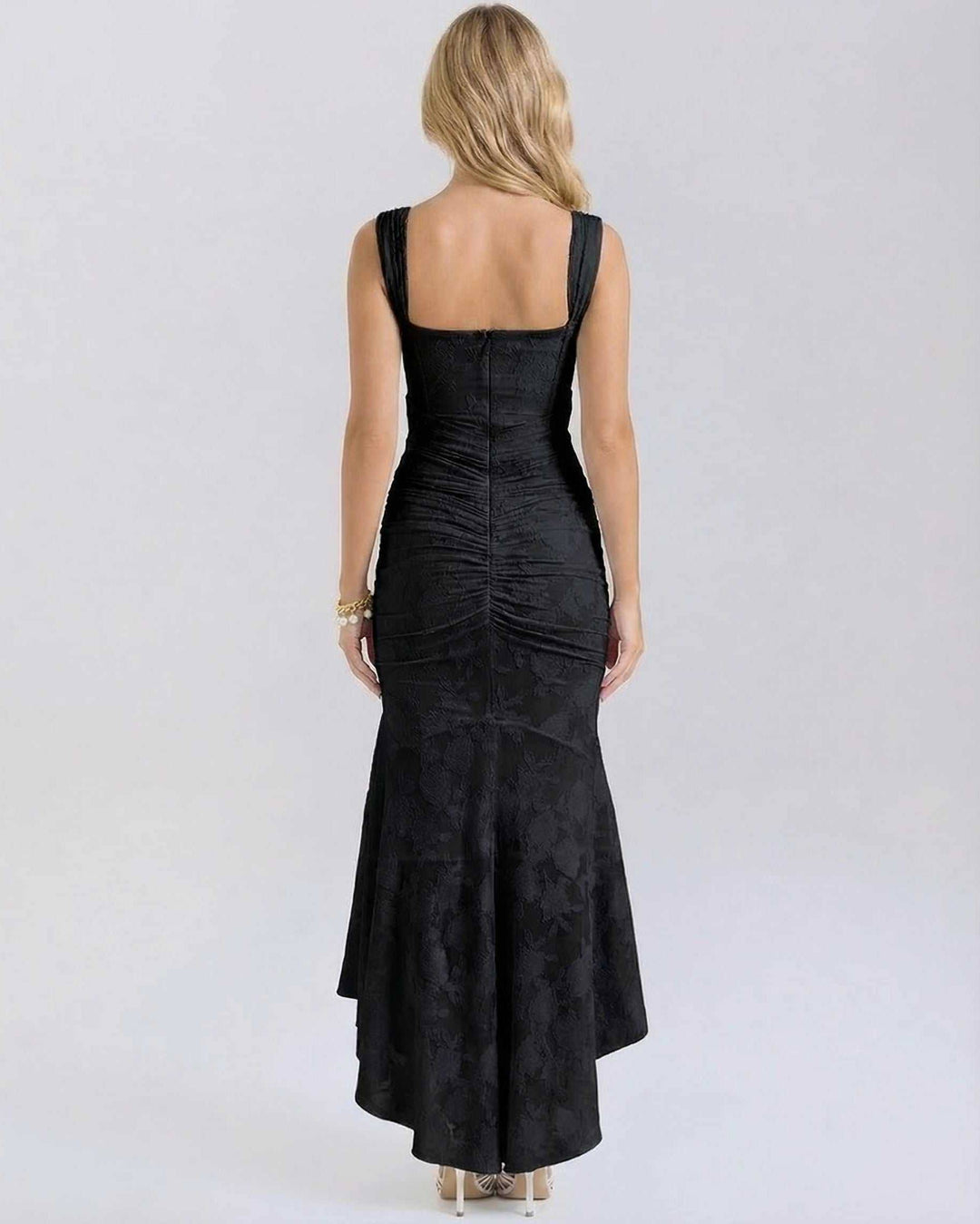 Vestido maxi negro jacquard con patrón, cuello cuadrado y diseño sin mangas para fiestas formales de mujer.