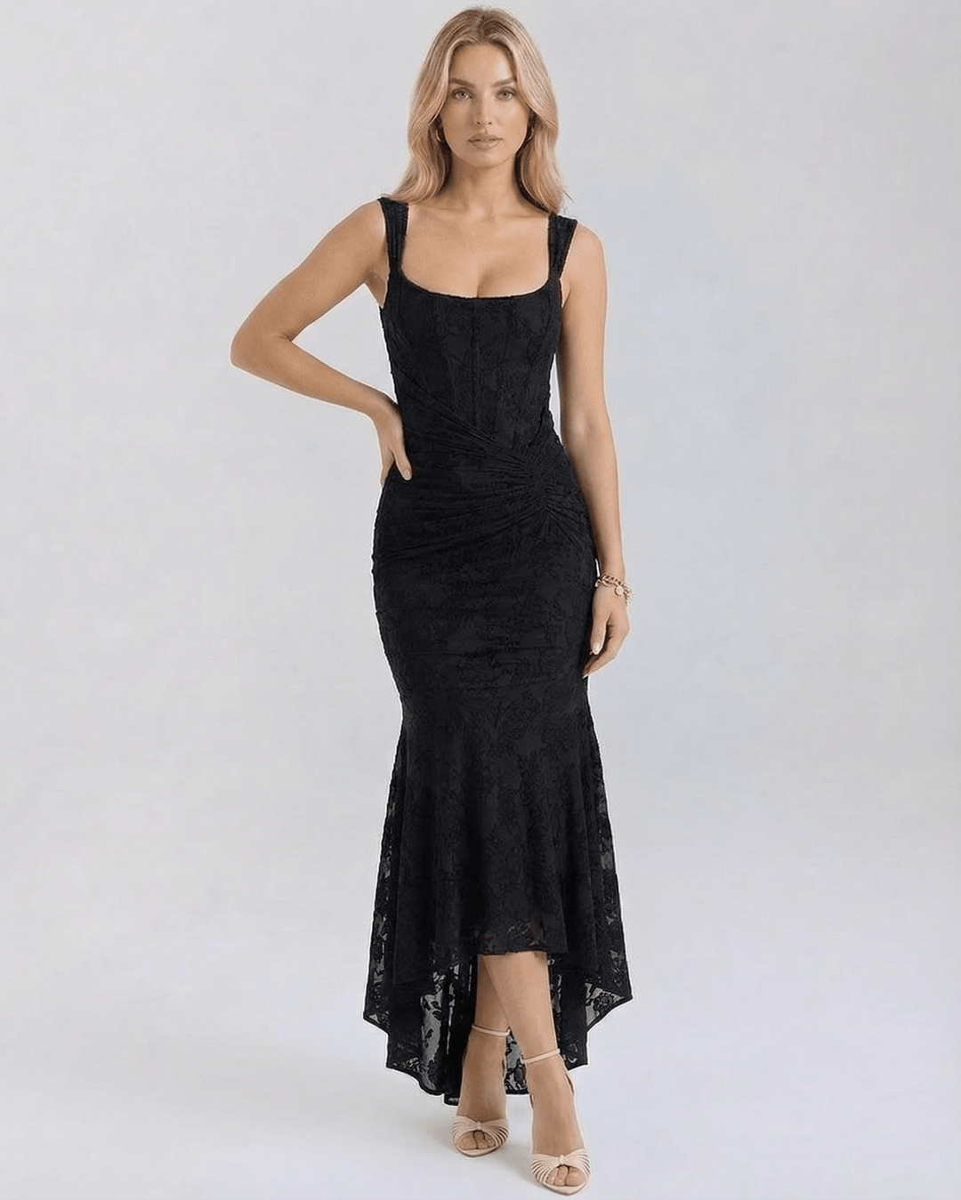 Vestido maxi negro de mujer con dobladillo cola de pez, cuello cuadrado y ajuste sofisticado para noche.