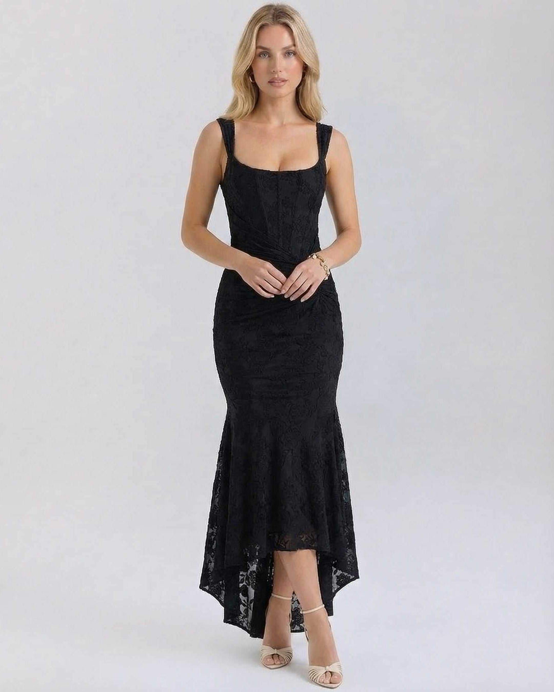 Vestido formal maxi negro jacquard con textura, cuello cuadrado, sin mangas y silueta estilizada.