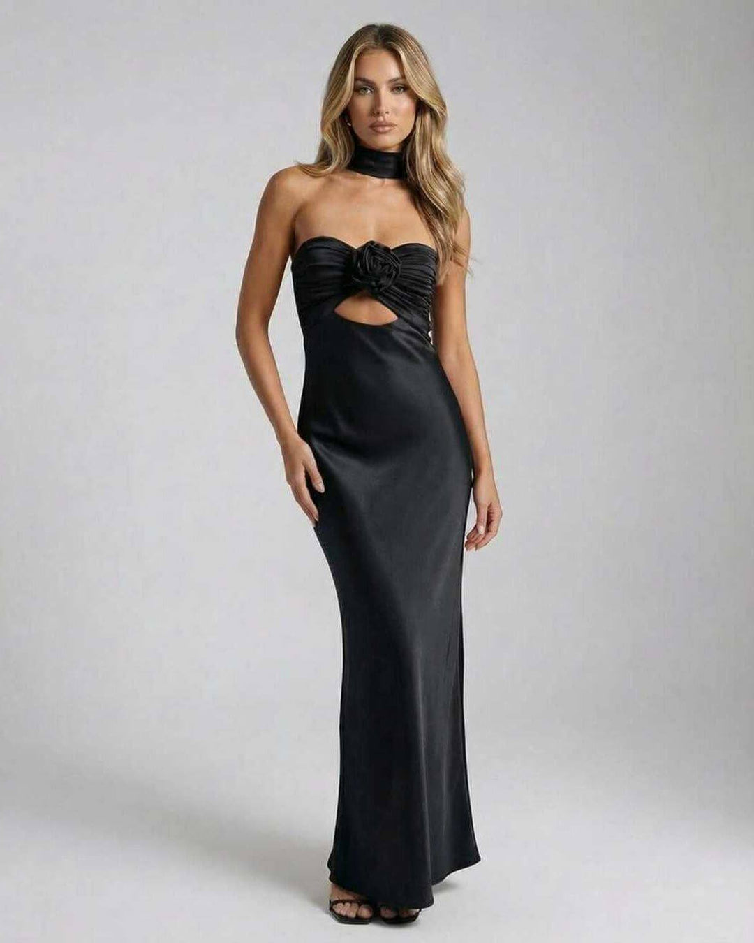 Vestido maxi negro elegante sin tirantes para mujer, perfecto para noche y eventos formales.