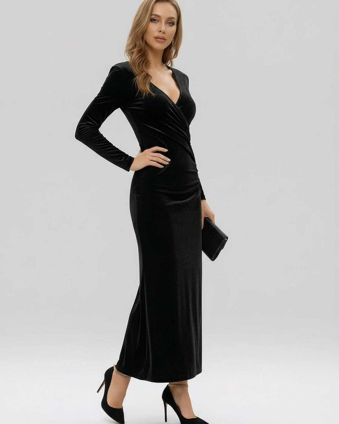 Vestido largo ajustado para mujer en blanco, con escote V y mangas largas. Prenda formal y elegante para la noche.