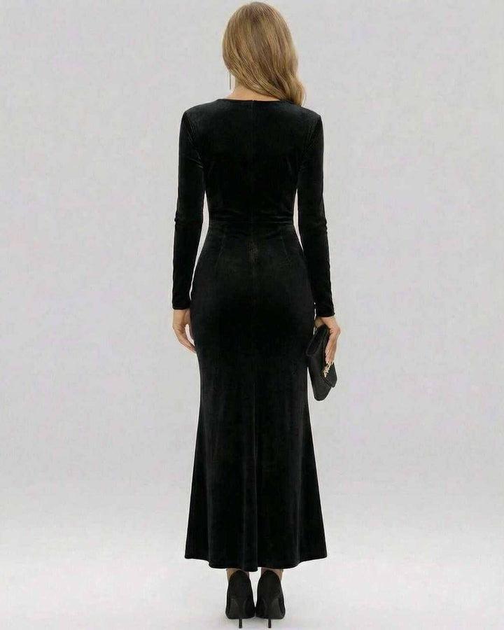 Elegante vestido maxi blanco ajustado de mujer con mangas largas y escote V, perfecto para fiestas y cócteles.