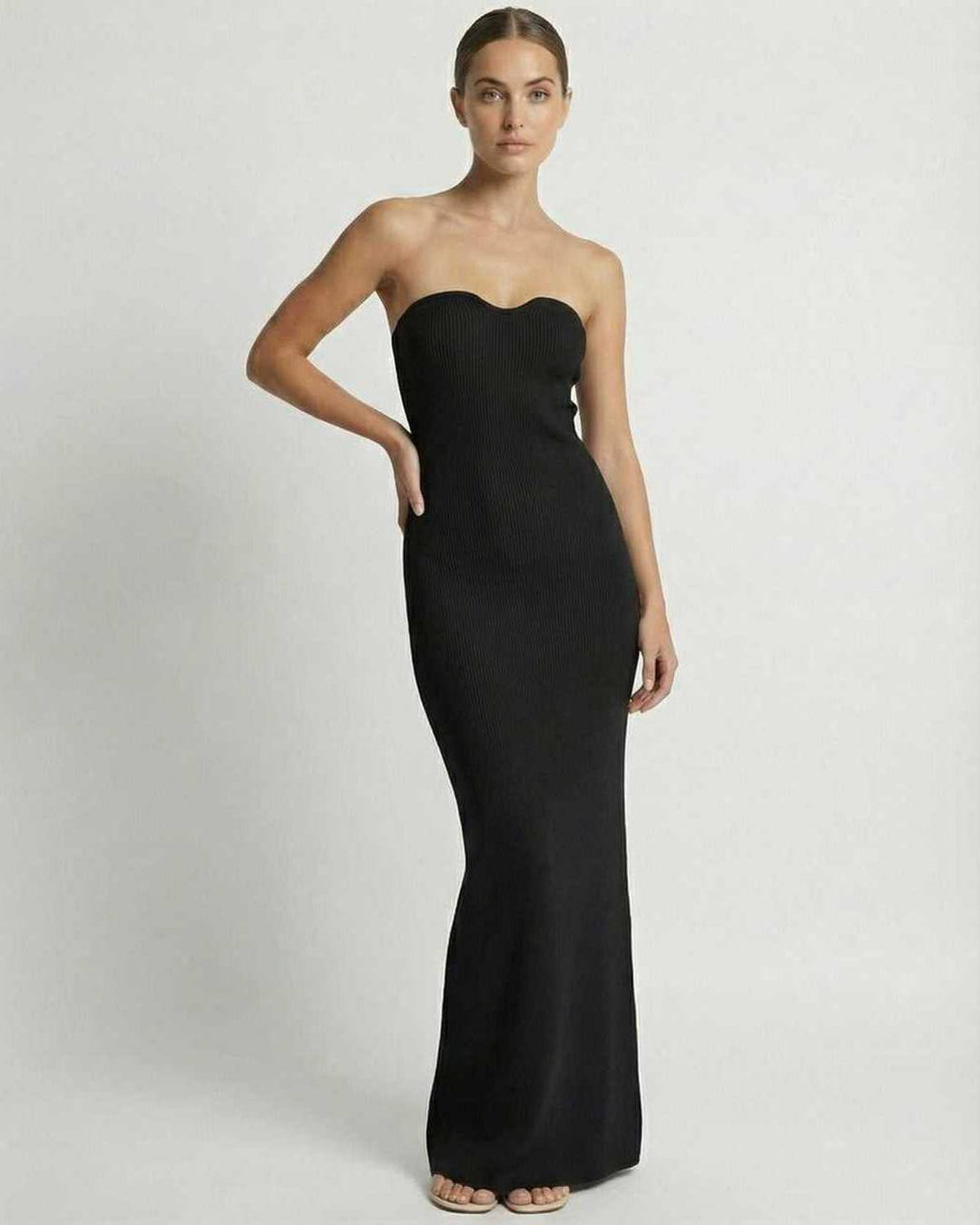 Moda femenina: vestido maxi negro sin tirantes, elegante y moderno, ideal para salir de fiesta.