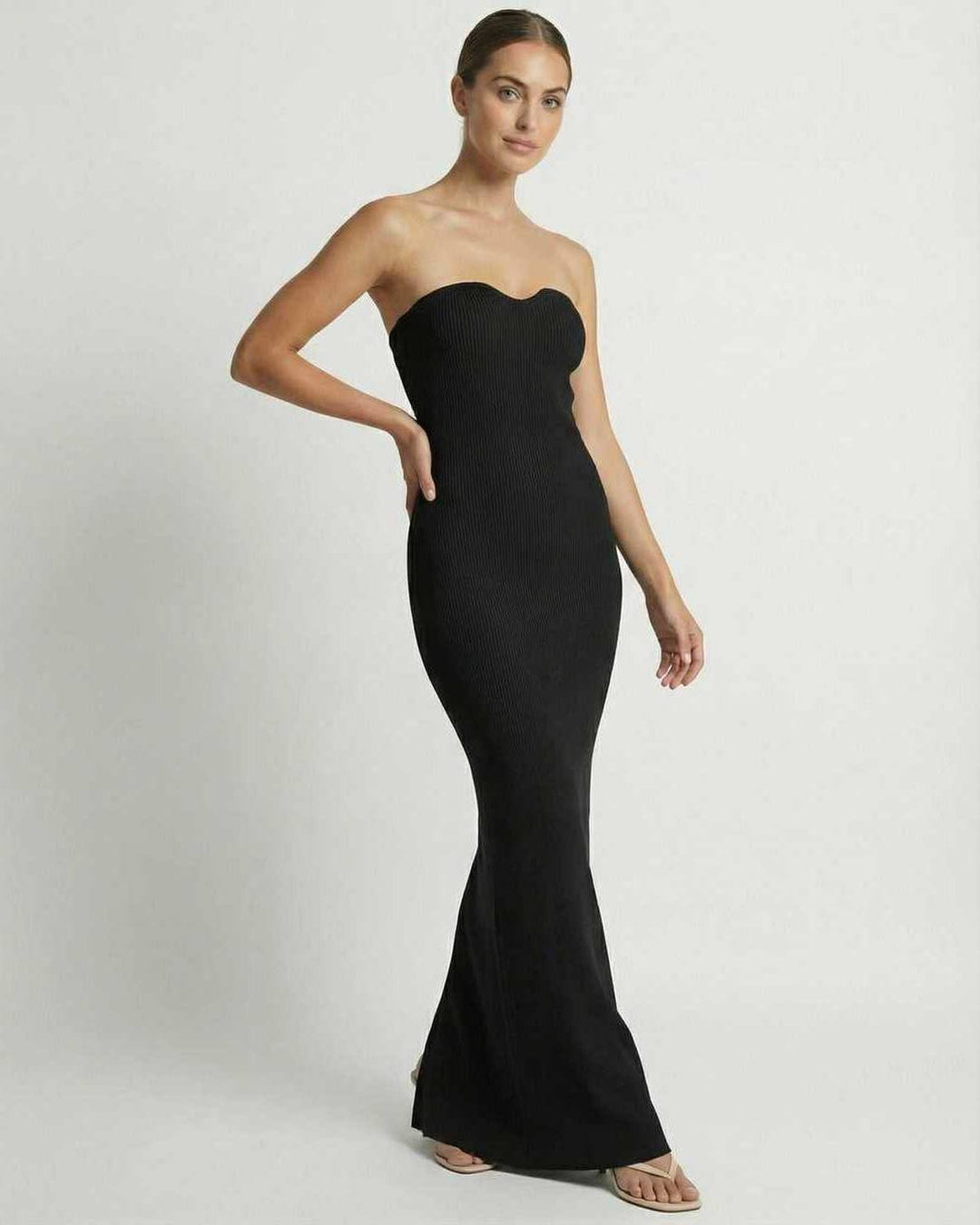 Elegante vestido maxi negro para mujer, sin tirantes, ideal para ocasiones especiales y moda de fiesta.