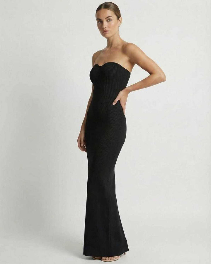 Ropa de noche: vestido maxi negro sin tirantes, ajuste perfecto, estilo elegante para mujer moderna.