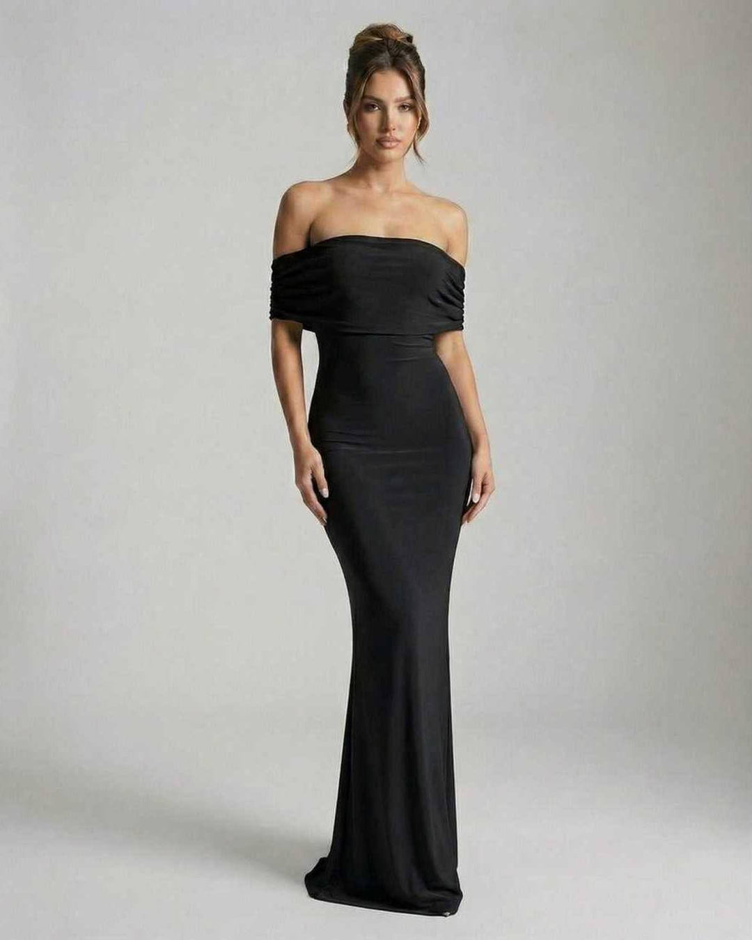 Vestido maxi negro elegante para mujer con hombros descubiertos, ideal para fiestas y ocasiones especiales.
