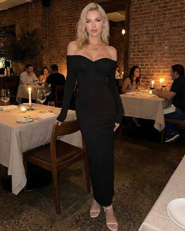 Imagen de vestido maxi negro sin hombros, un imprescindible elegante para moda de noche formal y cenas especiales.