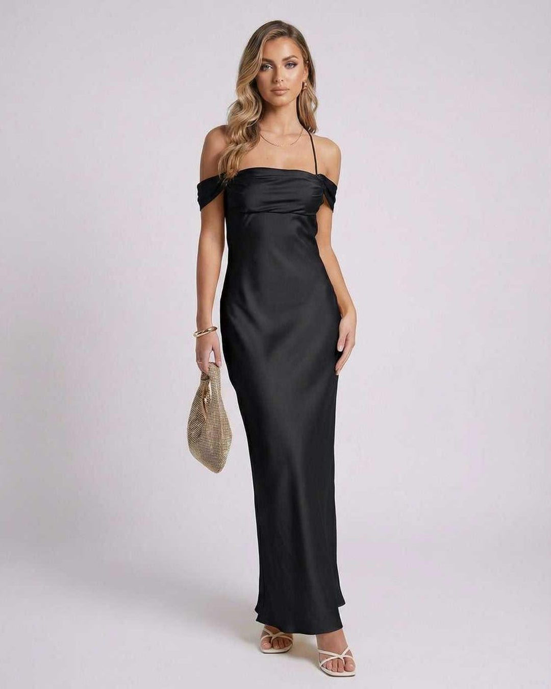 Vestido maxi negro elegante para mujer con tirantes y hombros descubiertos. Ideal para fiesta o noche.