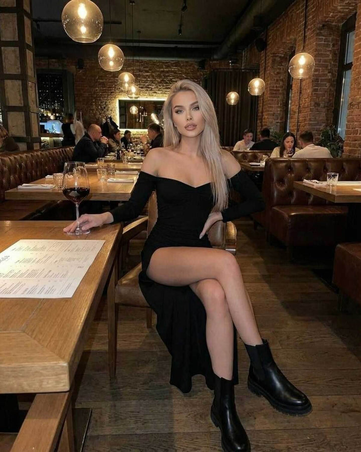 Vestido negro ajustado de mujer, con hombros descubiertos. Crea un look de noche sofisticado y con glamour para fiestas.