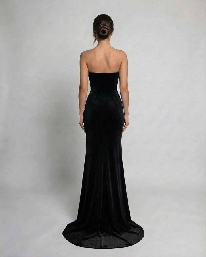 Vestido de noche largo negro para mujer, diseño sin tirantes, perfecto para ocasiones formales.