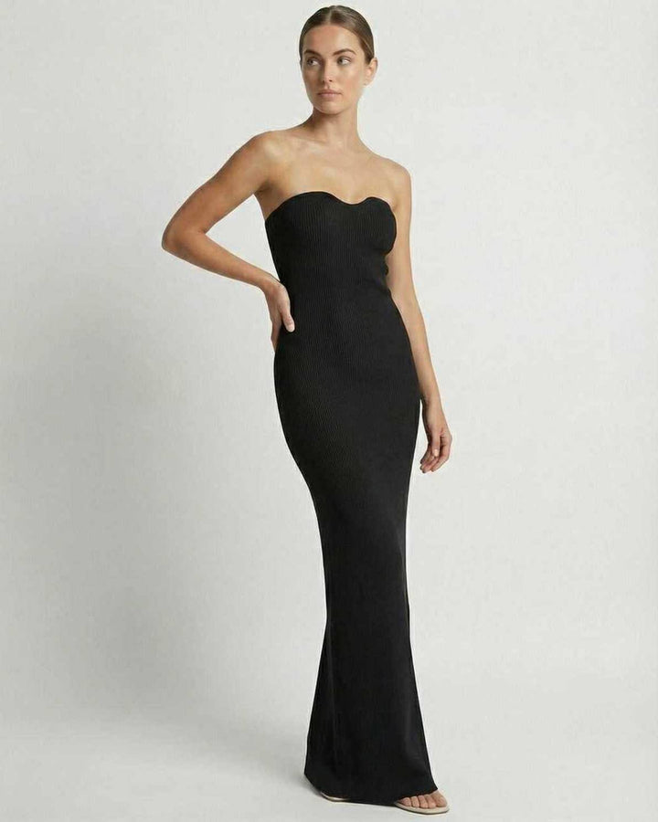Vestido negro largo de mujer sin tirantes, con ajuste ceñido, perfecto para eventos nocturnos y un look sofisticado.