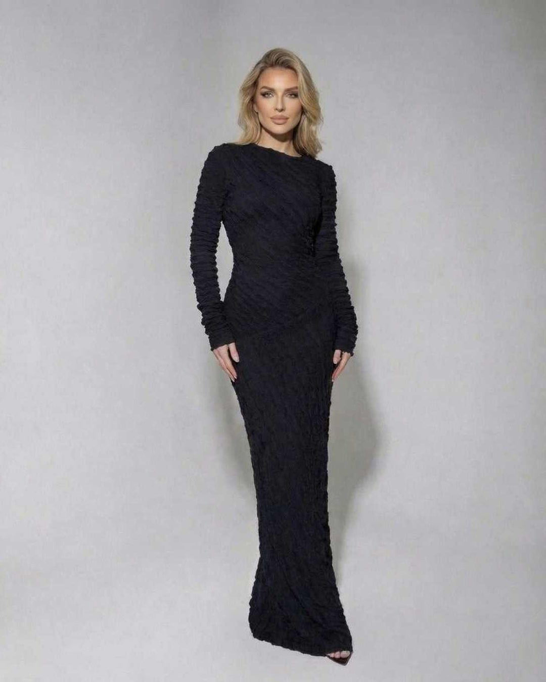 Vestido maxi negro con manga larga, cómodo y elegante, perfecto para celebraciones y moda femenina.