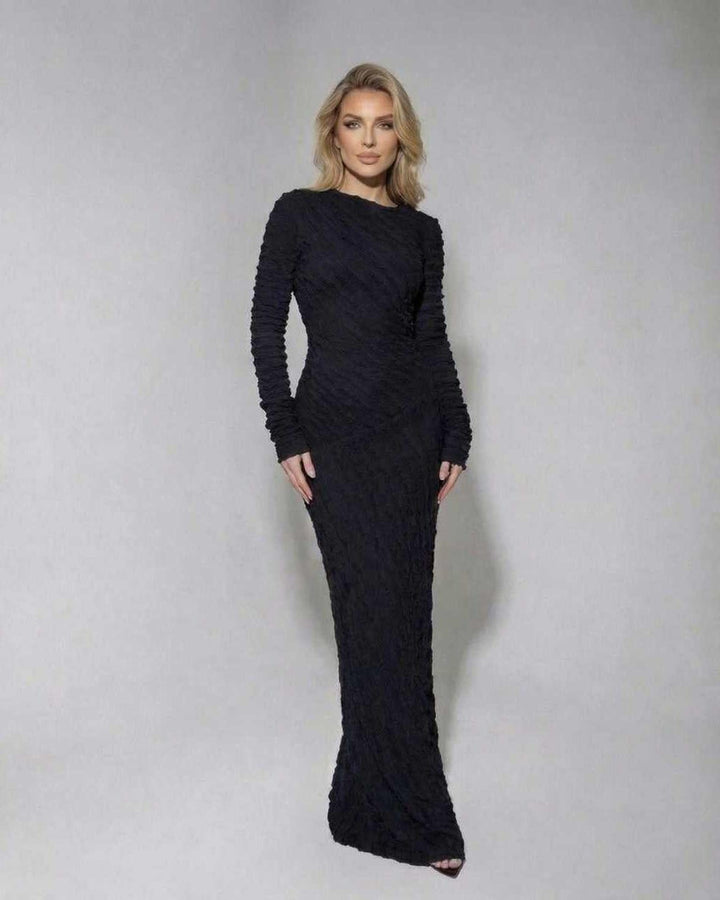 Vestido maxi negro con manga larga, cómodo y elegante, perfecto para celebraciones y moda femenina.