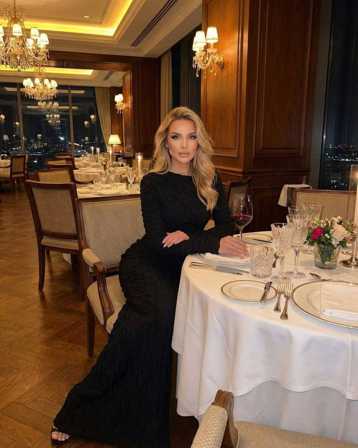 Vestido formal maxi negro de manga larga para mujer, ideal para fiestas y eventos con estilo atemporal.