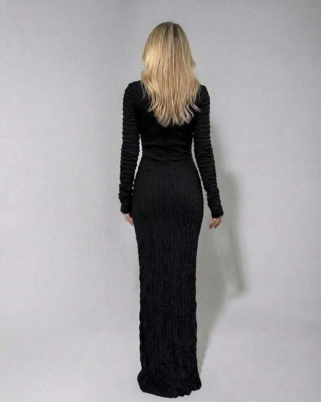 Vestido maxi negro de ajuste delgado con manga larga, perfecto para ocasiones especiales y moda femenina.