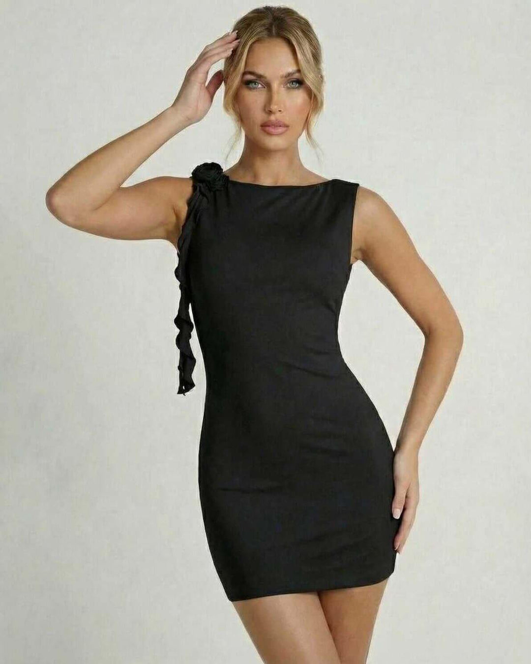 Moda femenina: Vestido mini negro de fiesta con volantes. Elegancia para noche y eventos especiales.