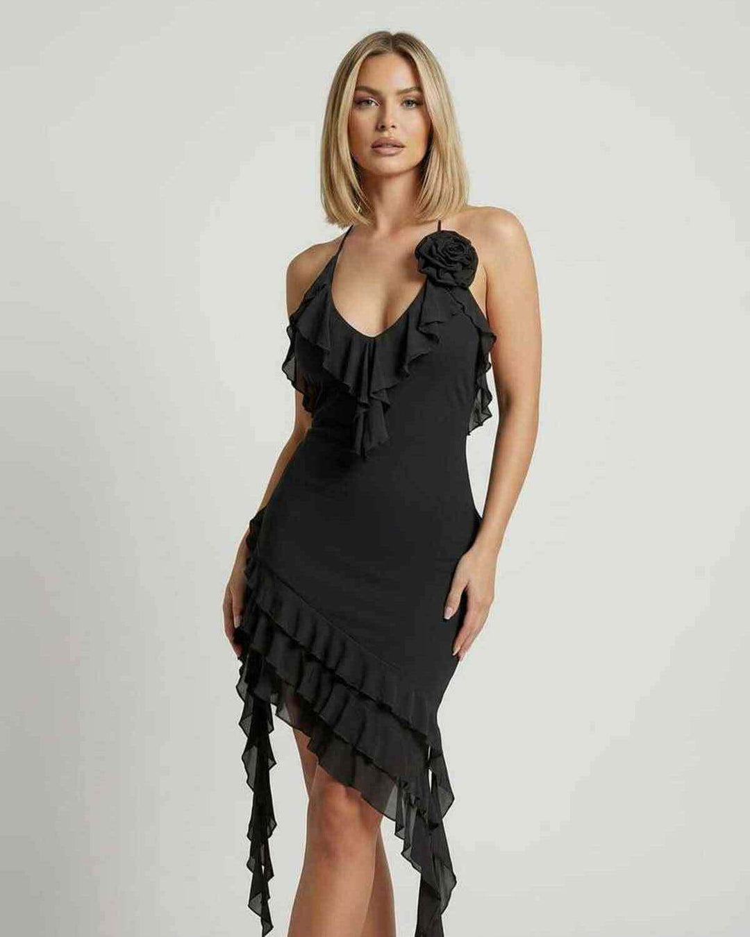 Vestido negro con volantes para mujer, estilo mini y ajustado. Escote halter, perfecto para fiesta o evento.