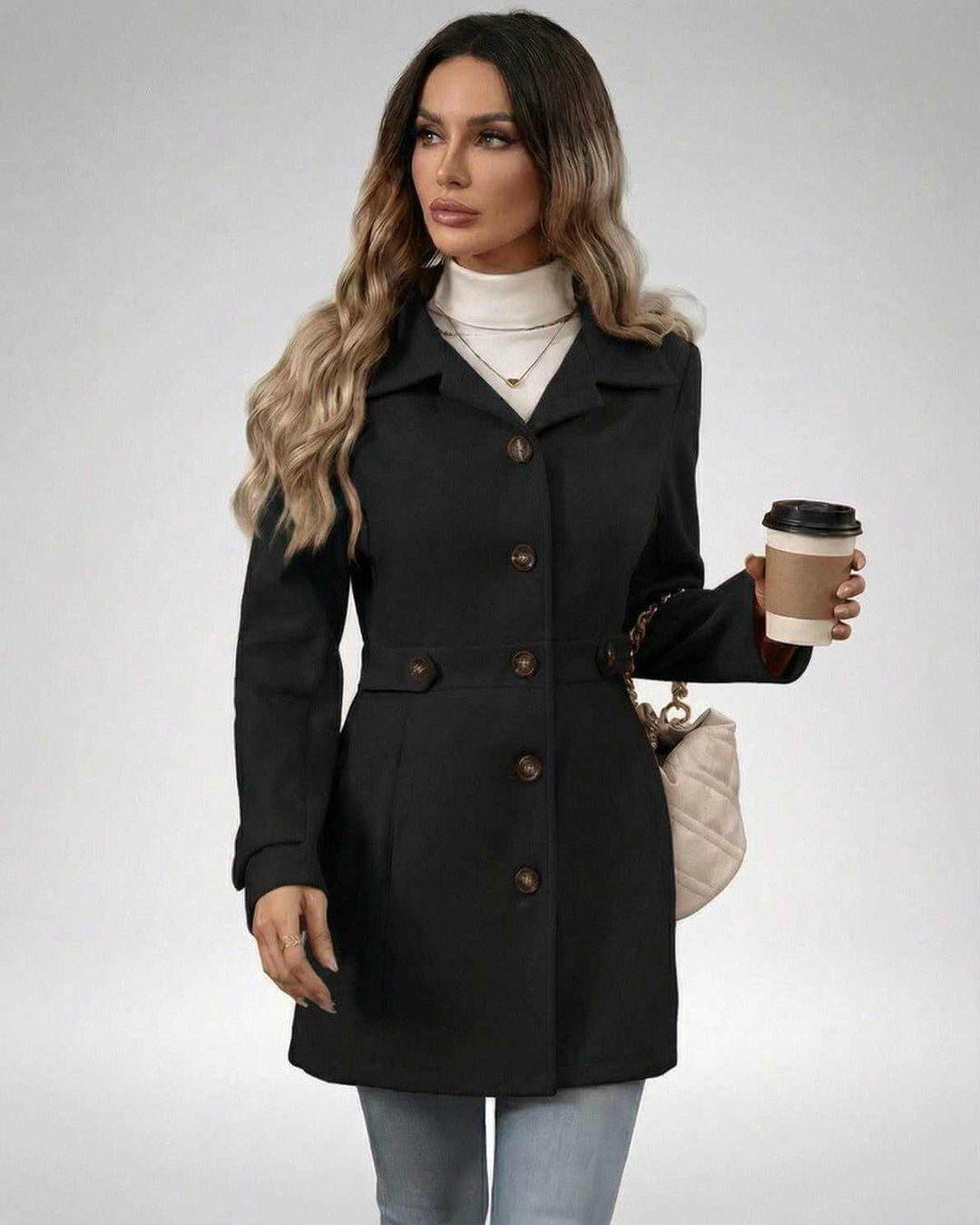 Chaqueta entallada negra para mujer, estilo moderno y versátil. Perfecta para oficina o look casual elegante.