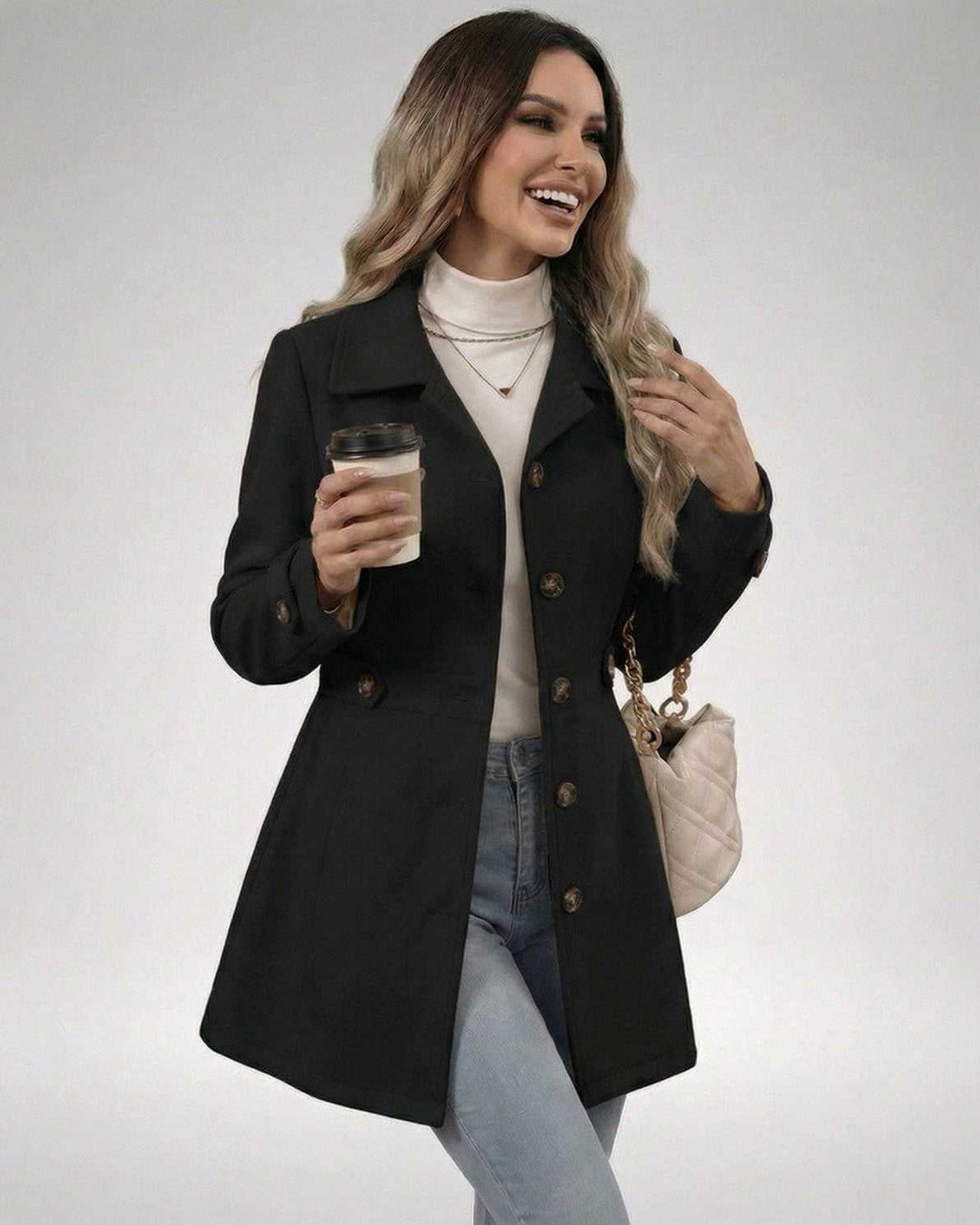 Chaqueta de mujer negra entallada con diseño moderno. Prenda versátil para un estilo casual elegante.