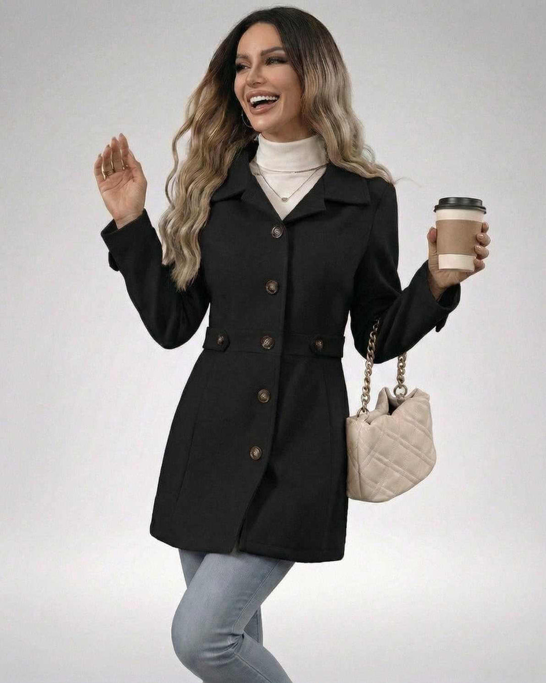 Vista trasera de chaqueta negra entallada para mujer, realzando la silueta moderna. Prenda versátil y chic.