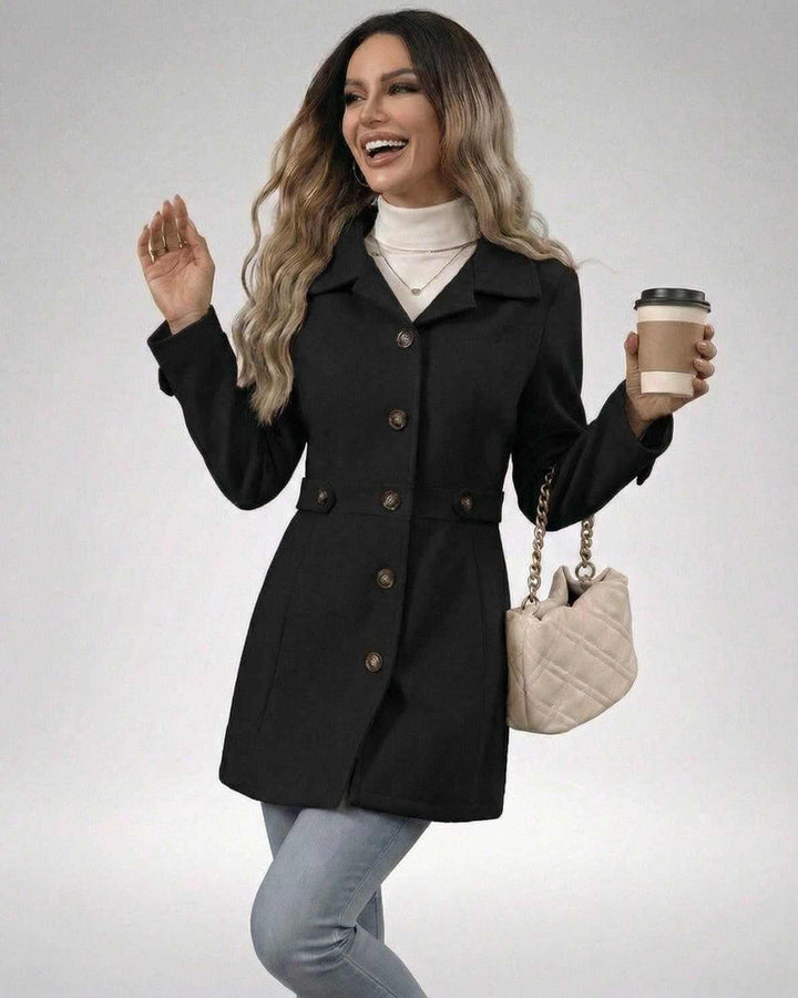 Vista trasera de chaqueta negra entallada para mujer, realzando la silueta moderna. Prenda versátil y chic.