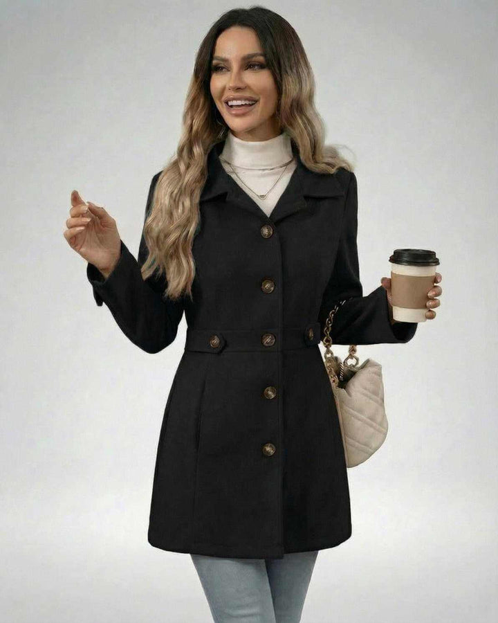 Mujer luciendo chaqueta entallada negra, combinada con ropa de oficina. Estilo formal y sofisticado.