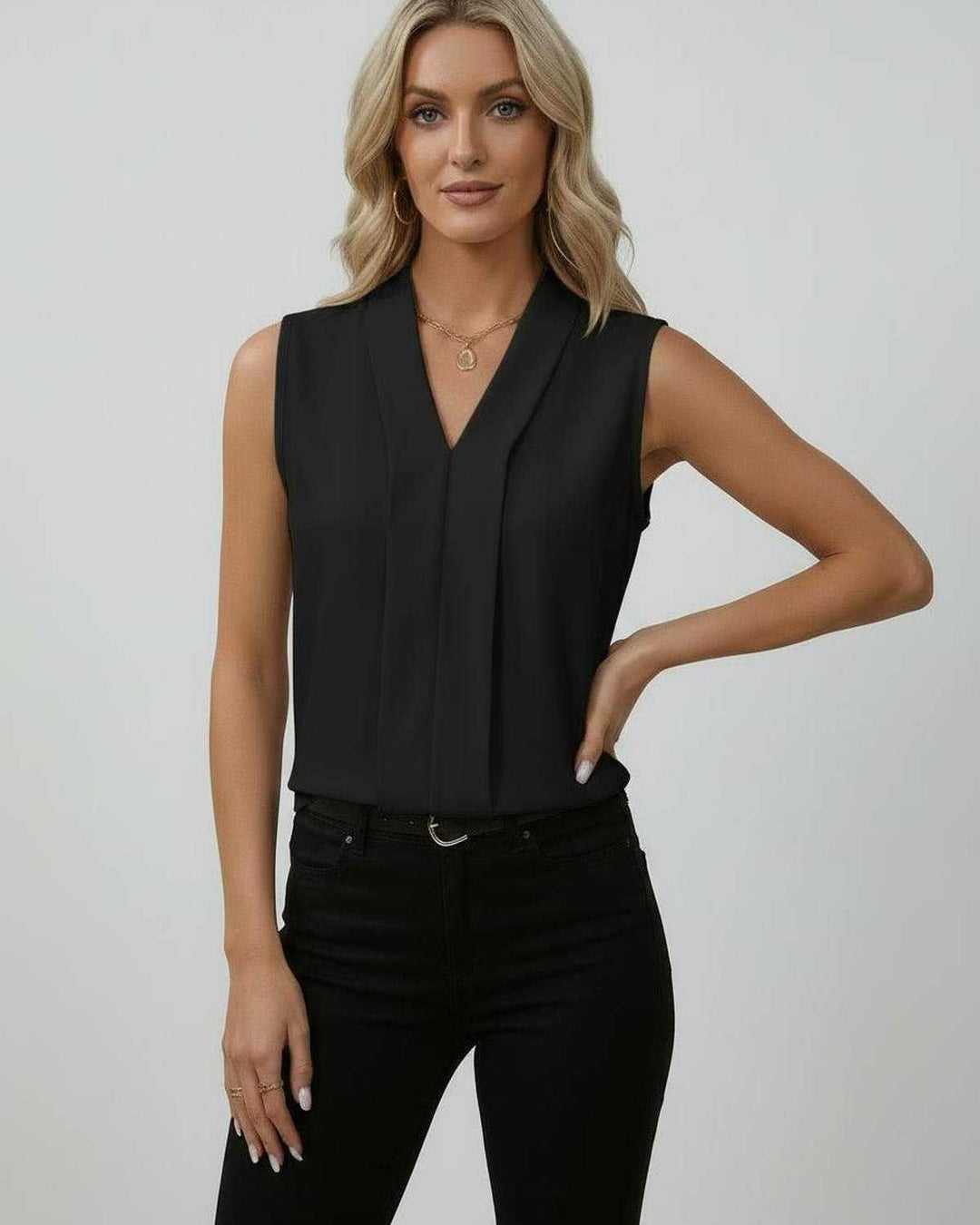 Top femenino negro con escote en V y sin mangas. Diseño moderno y elegante, ideal para tu armario de verano.