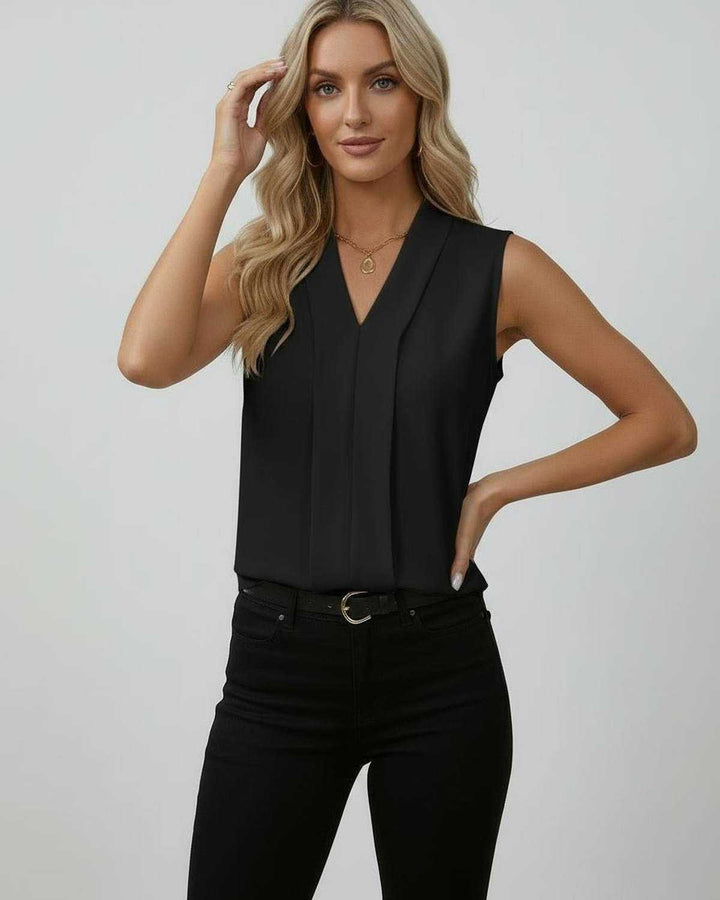 Detalle de top negro sin mangas para mujer con elegante escote en V. Prendas básicas para oficina y ocasiones casuales.