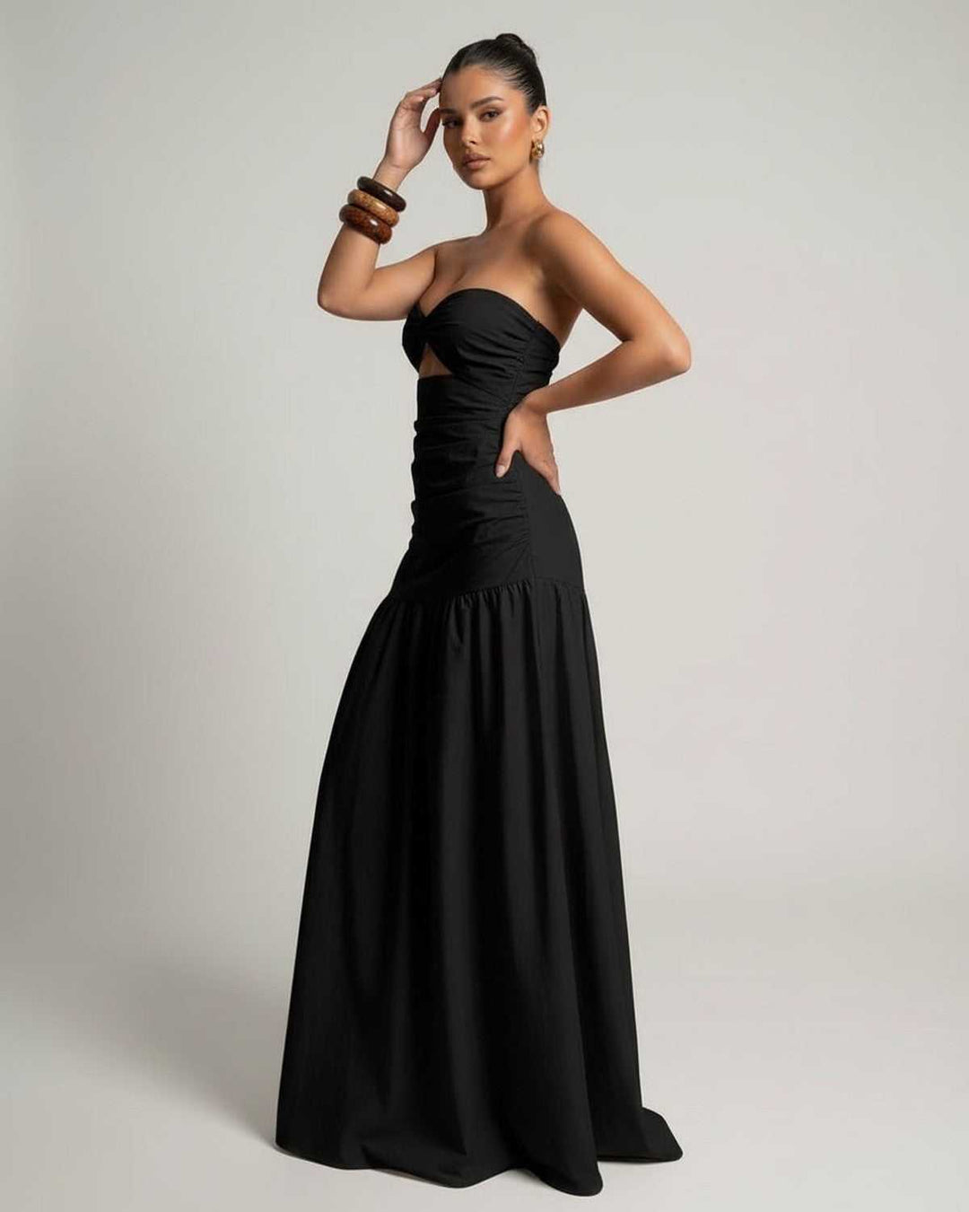 Vestido maxi negro para mujer, sin tirantes y cintura alta. Ideal para lucir una figura estilizada en cualquier ocasión.