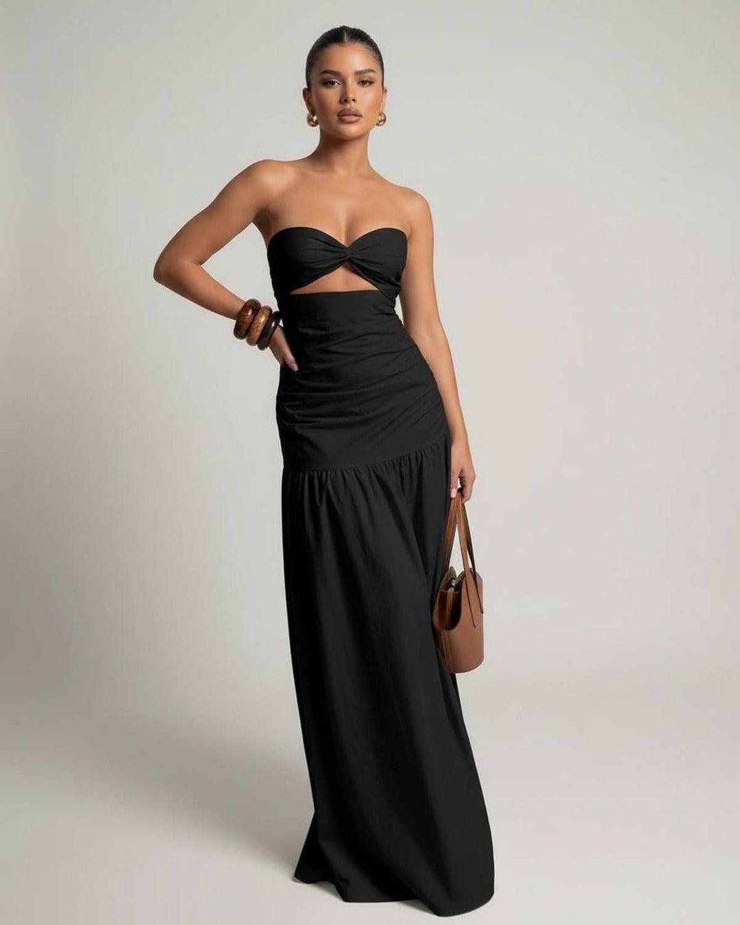 Vestido maxi negro de mujer, elegante y versátil. Con tirantes, cintura alta, ideal para noche o eventos especiales.