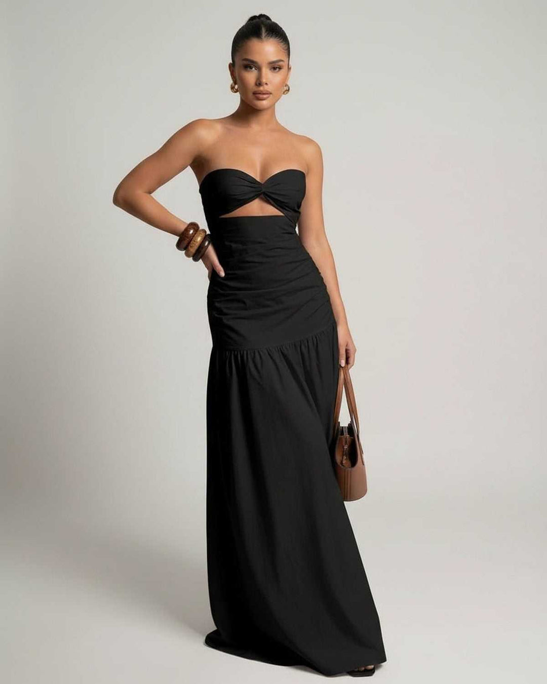 Moda femenina: vestido maxi negro sin tirantes. Silueta estilizada con cintura alta, perfecto para el verano.