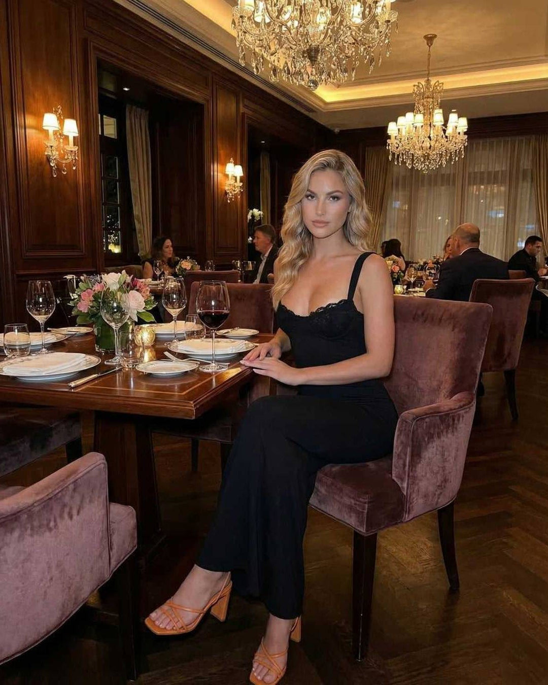 Vestido de fiesta largo y elegante para mujer en color negro. Ropa de noche sofisticada y moderna.