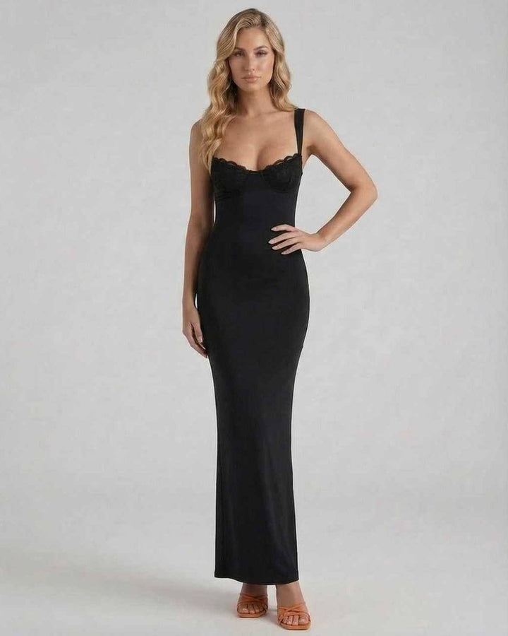 Mujer con vestido largo negro elegante. Ideal para fiestas y ocasiones especiales, moda femenina.