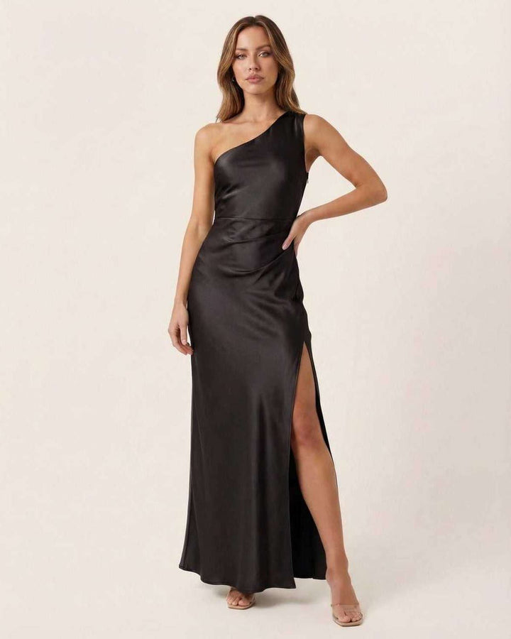 Vestido maxi negro asimétrico de mujer, elegante para fiesta o noche, con abertura lateral. Estilo moderno y fluido.
