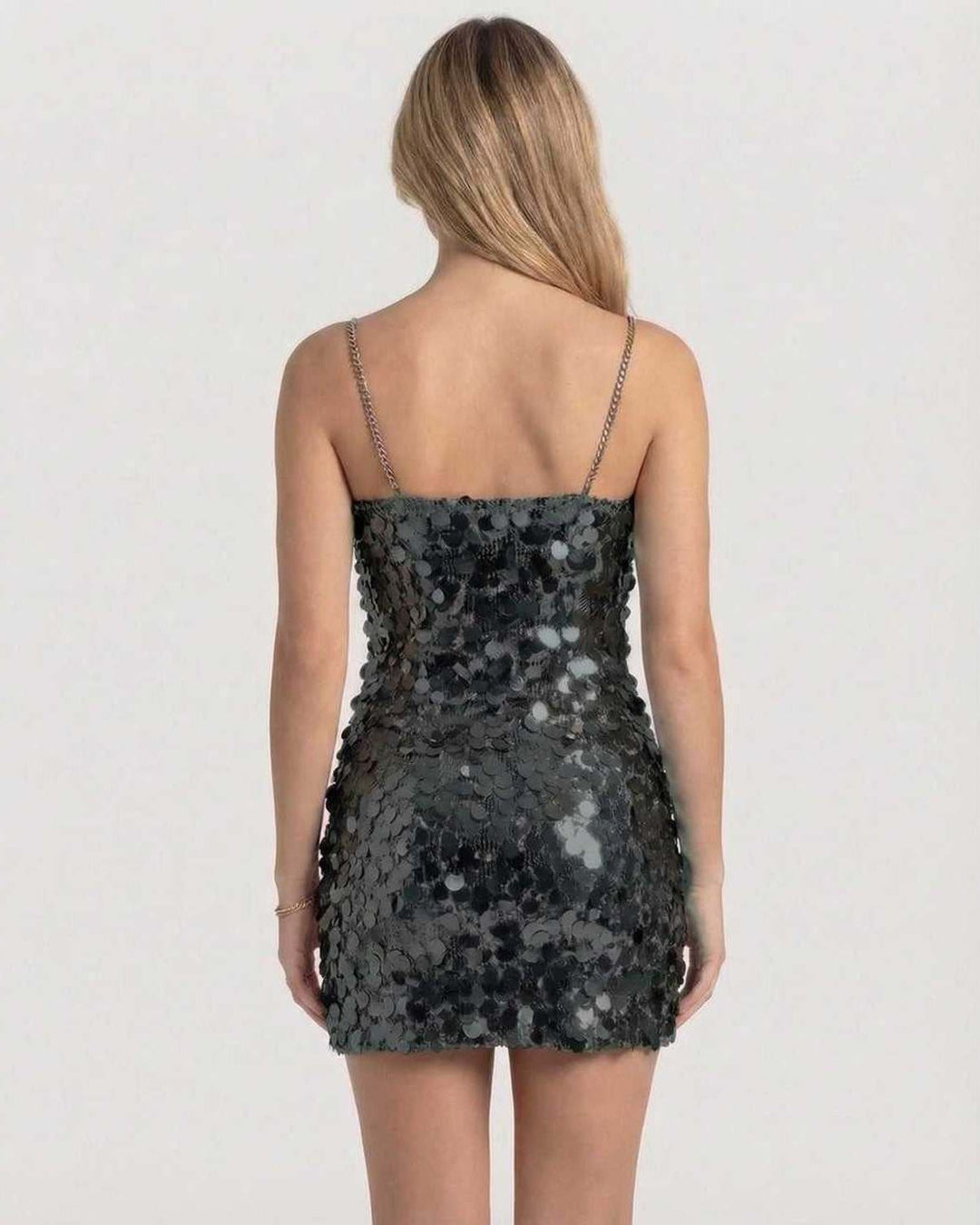 Vestido mini ajustado de lentejuelas negras con tirantes de cadena, ideal para fiesta o evento glamuroso de noche.