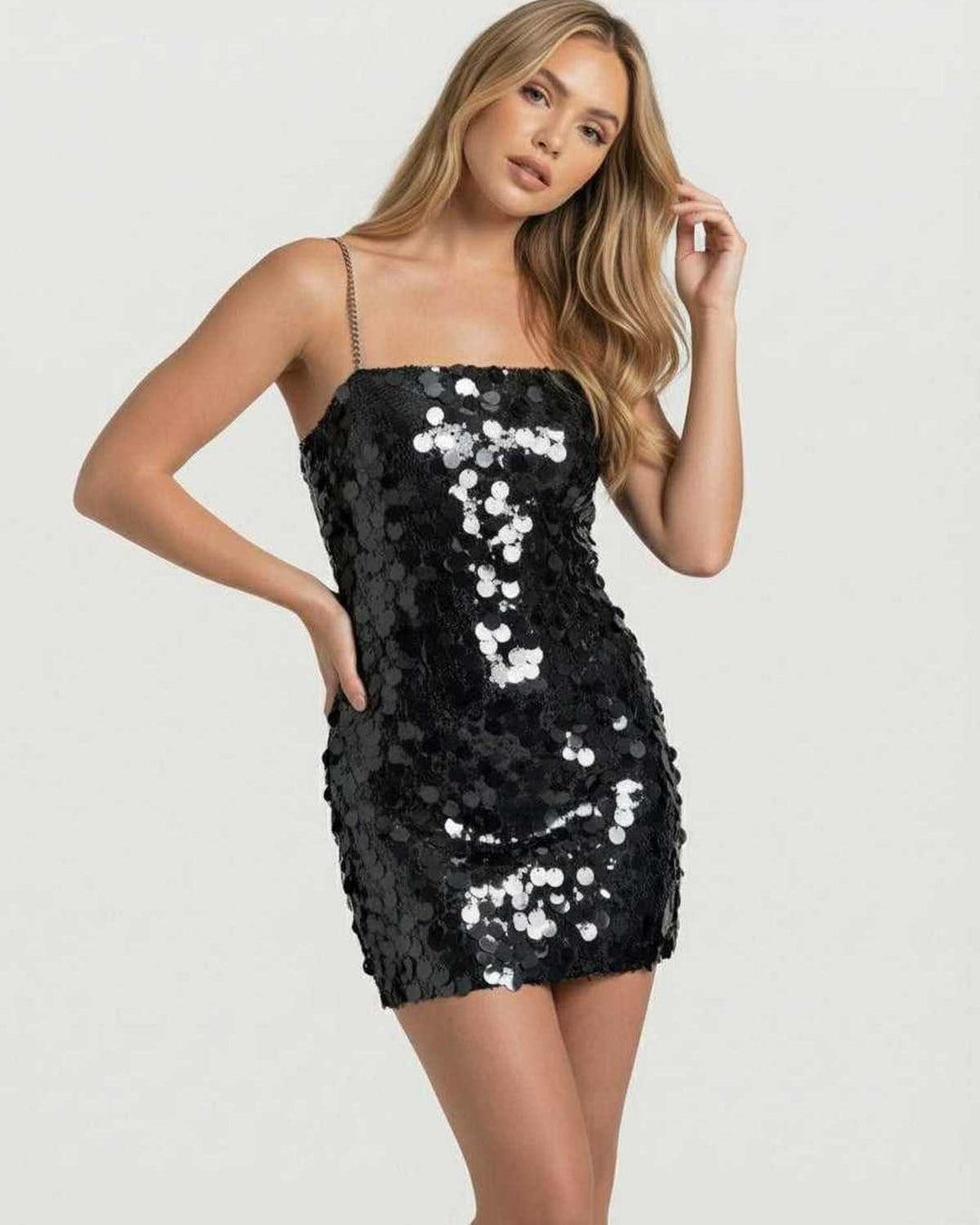 Moda mujer: Vestido mini de noche negro con lentejuelas, diseño ajustado y tirantes finos de cadena para cóctel.