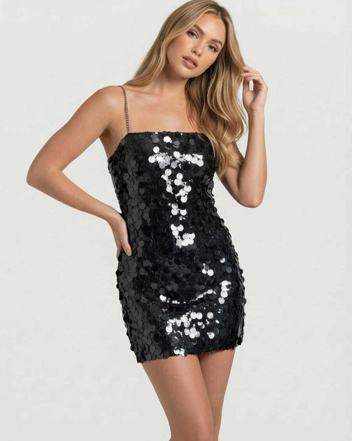 Moda mujer: Vestido mini de noche negro con lentejuelas, diseño ajustado y tirantes finos de cadena para cóctel.