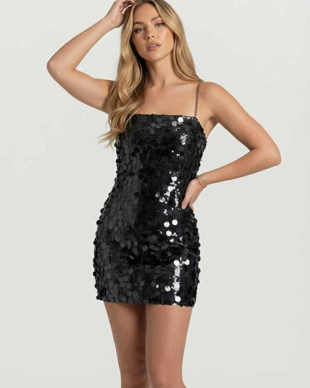Elegante vestido mini de fiesta con lentejuelas negras, corte ajustado y detalles de tirantes de cadena para mujer.