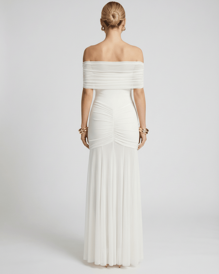 Vestido formal off-shoulder, silueta fluida y sofisticada, ideal para ocasiones especiales.